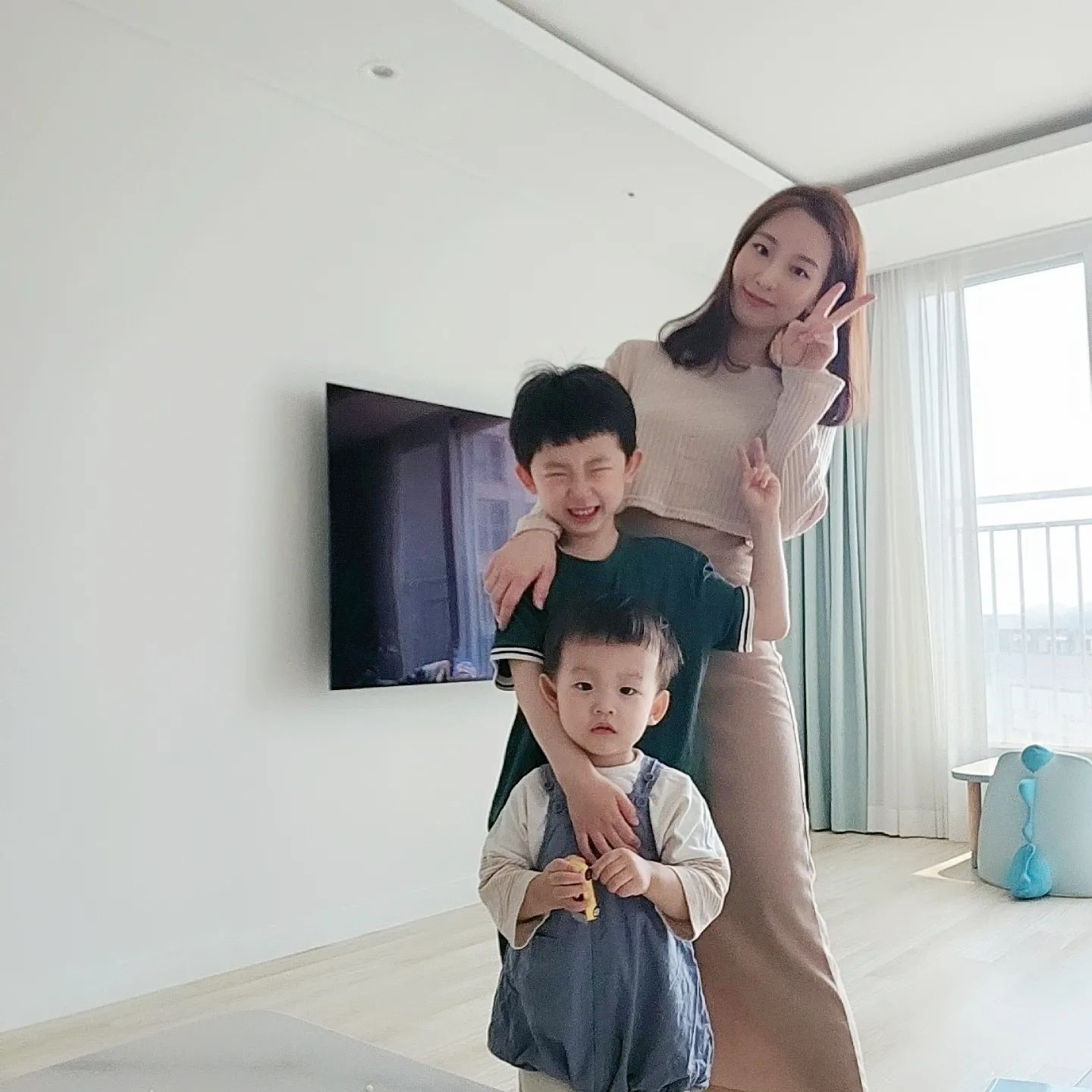 💚
우우형제파파는 웍샵일정으로
무작정 애들끌고나갔어용

동네에 있는 쿠우쿠우로가서 되게
많이먹고왔다고 생각했는데
집에오니 배고픈건 왜일까용,,또르르

#혼자서 #애들둘데리고 #부페는 #다신없을일 #이번엔같이가자여봉아 #제발부탁이야