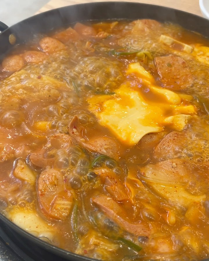 #협찬
유정언니랑 맛있는거 먹고싶어서 방문한 김뚜껑 부대찌개..🍚
이상하다..? 나 원래 부대찌개 안좋아했었는데?
여기는 양도 많고 가성비 최고..
근데 계란말이가 진짜 미쳤음.. 정말루.. 계란말이는 꼭 드세여..

위치 - 인천 서구 바리미로 23 (원당동, 솔보프라자) 1층

#김뚜껑부대찌개 #인천맛집 #검단맛집 #검단아라맛집 #검단부대찌개맛집 #부대찌개맛집 #인천검단맛집 #김뚜껑푸드 #검단맛집추천 #인천검단아라맛집 #검단아라맛집추천  #김뚜껑푸드 #가맹문의1566-0971 #검단점심 #검단밥집 #김뚜껑부대찌개창업문의15660971 #김뚜껑부대찌개체인문의15660971