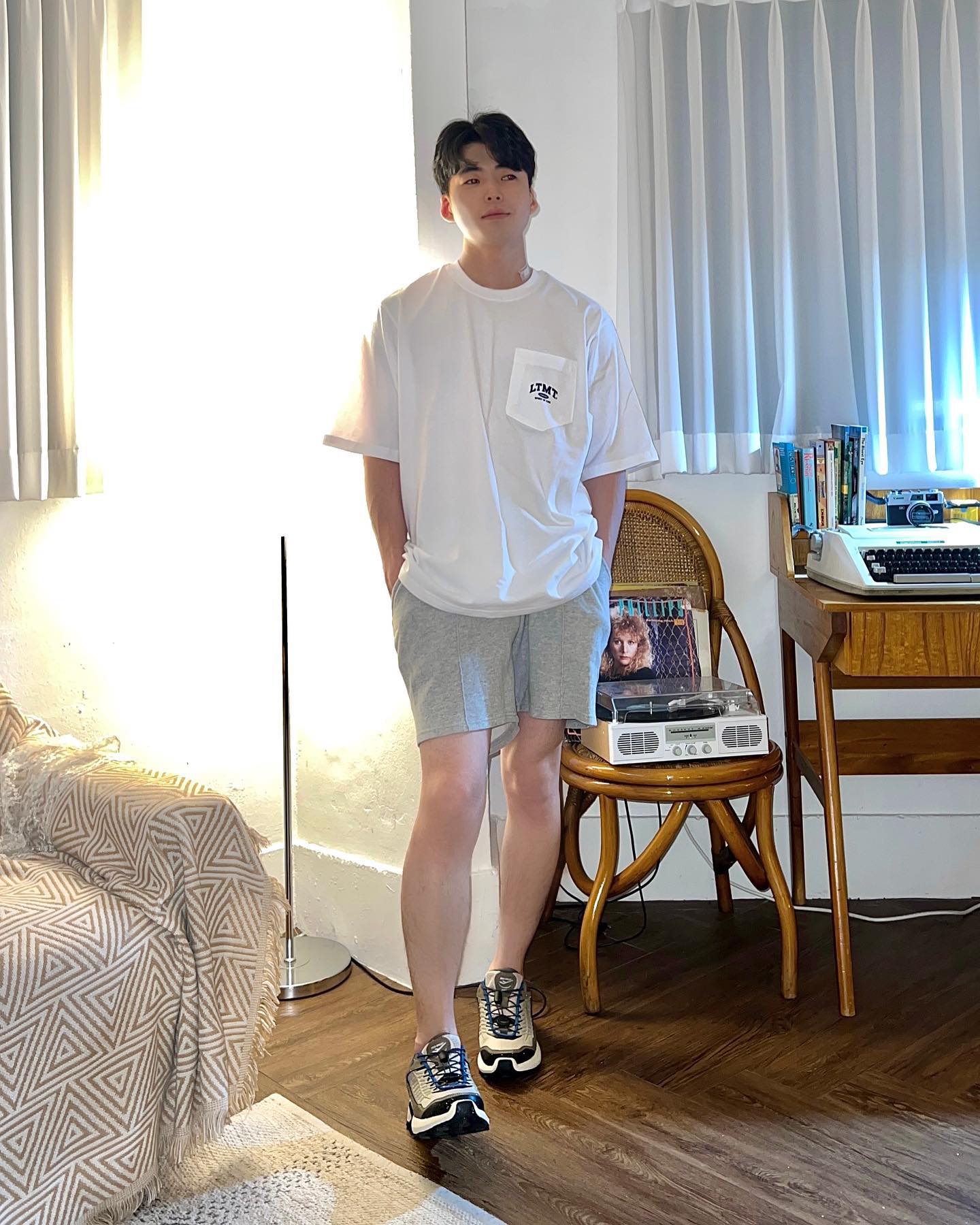 화이투포켓 포인뚜 반팔T
likethemost_official 
#라이크더모스트 #무신사 #남자반팔티 #남자데일리룩코디