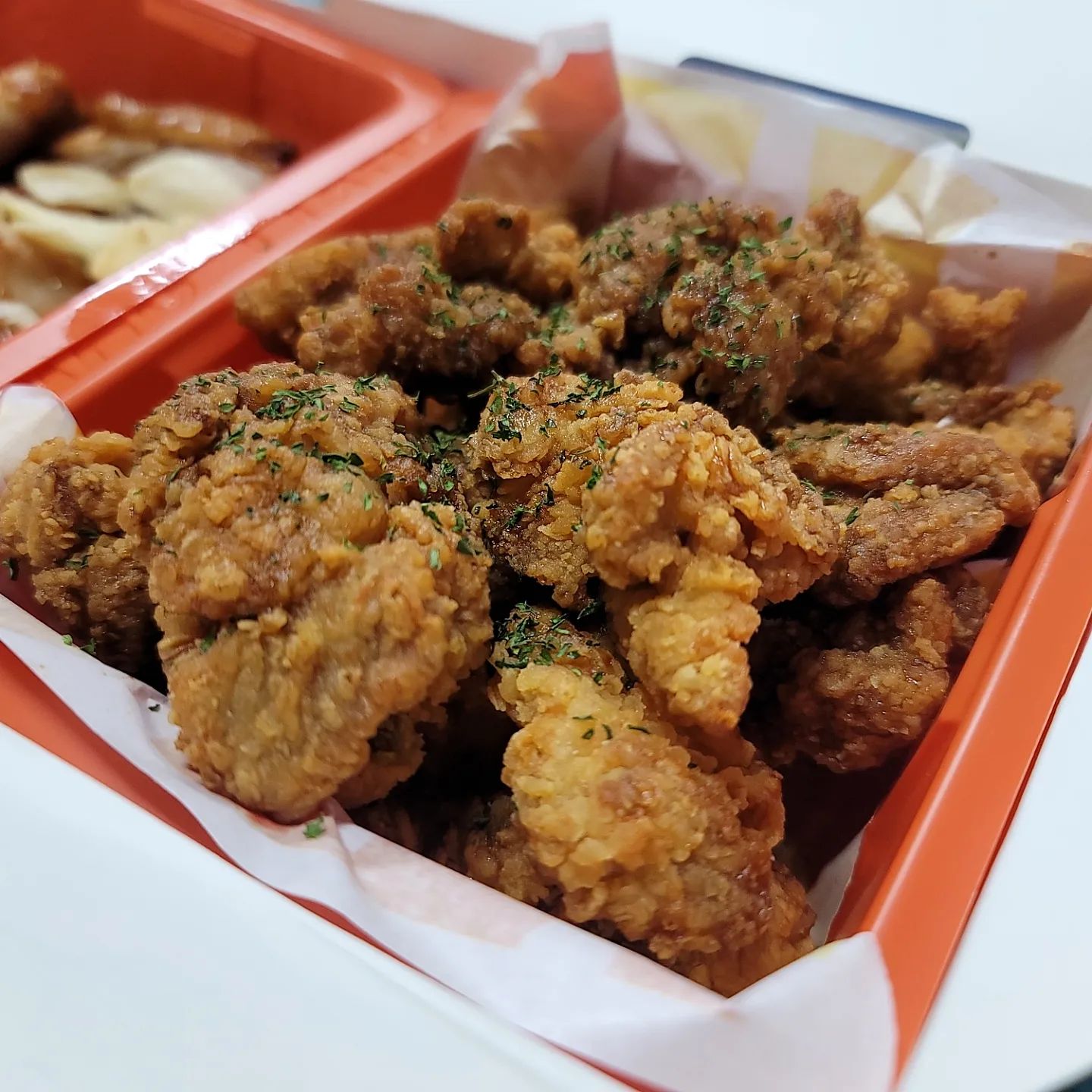 ⠀
땅땅치킨
세트3 (땅땅불갈비+허니순살치킨)
후왕
매콤떡볶이
⠀
부모님은 짜장면이 싫다고 하셨지만 땅땅치킨은 양보하지 않고 맛있게 드실 수 있다
후라이드에서 오븐구이까지 다양하게먹을 수 있어 골라 먹는 재미가 있다
⠀
땅땅치킨
땅...땅은 없어도
땅...땅땅치킨이 있으니
치...치맥, 치밥하기에도 좋고
킨...킨사이다에 먹어도 좋다
⠀
⠀
#협찬 #봉천동치킨 #봉천동맛집 #서울시치킨 #치킨맛집 #순살치킨맛집 #오븐치킨맛집 #땅땅치킨 #땅땅치킨20주년
