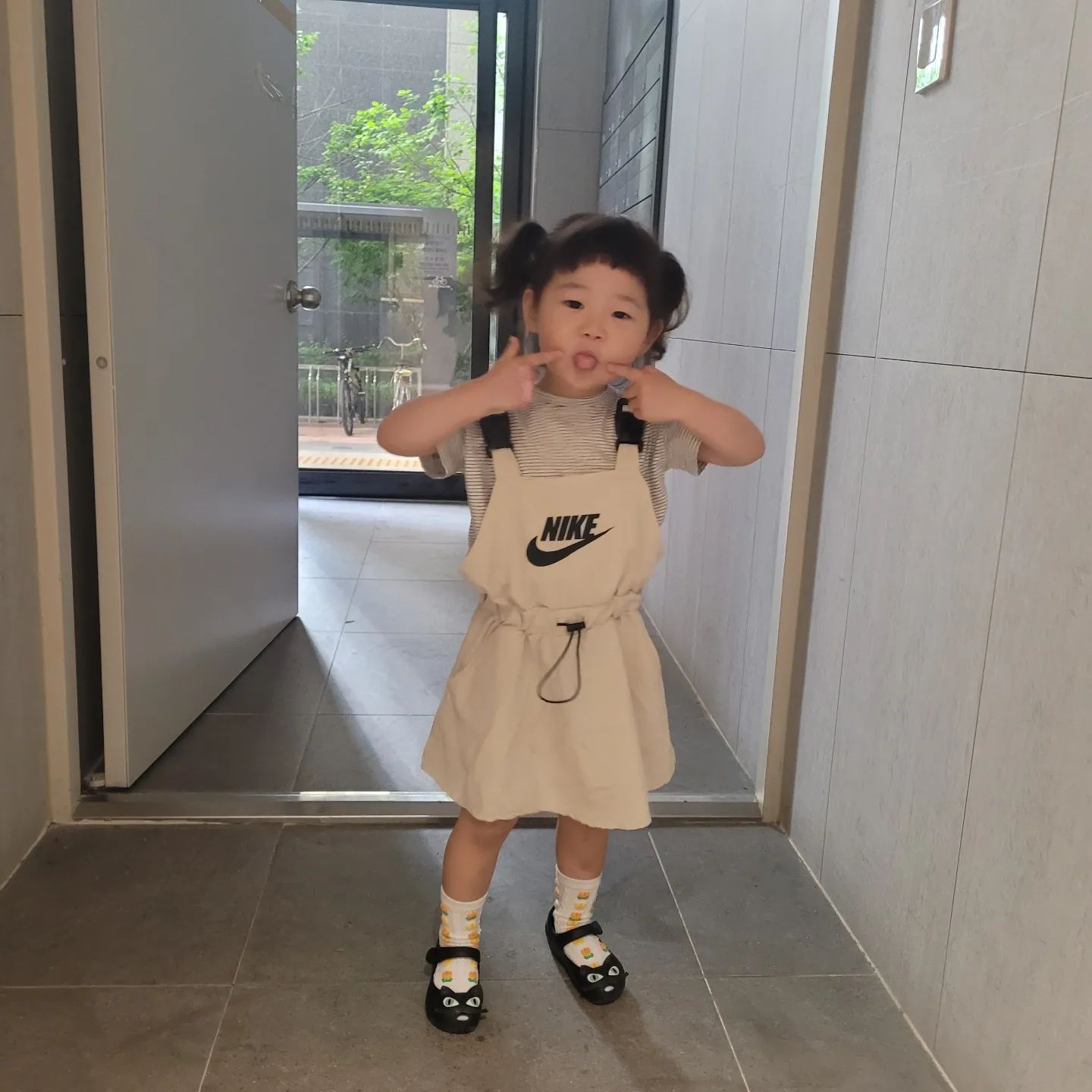 없으면 넘넘 보고싶은 재꾸
만나면 거리두기하고 싶은 재꾸르🤣
애교쟁이 딸램😘

#딸스타그램 #우리집막내 #사랑둥이 #이제언니야 #아가아니라는아가 #오늘도등원완료 #나혼자꿀 #곧오겠지 #두놈다