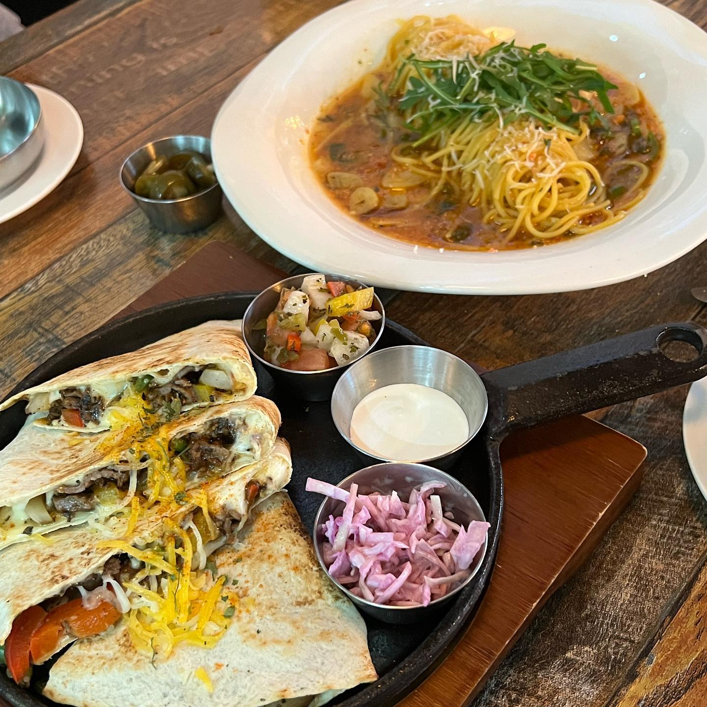 #냠냠
언니 심부름으로 미사 왔다가 맛난 밥 얻어먹기
.
파스타에 커스텀 수준으로 이것저것 추가하고
넣고 빼고 할 수 있어서 신기했음,,
.
근데 언니가 본인 취향 100% 반영한
투머치 토핑으로 시켜서 나한텐 좀 자극적이었던ㅋㅋㅋㅋ
.
그래도 맛있게 잘 먹었웁니다🫰
.
.
.
#일상 #일상스타그램 #99 #스물다섯 #봄만스물다섯 #먹스타그램 #맛스타그램 #맛집 #하남맛집 #미사맛집 #미사데이트 #파스타맛집 #미사와인 #체크플레이트 #파스타 #알리오올리오 #퀘사디아 #비프퀘사디아 #🍝 #🌮