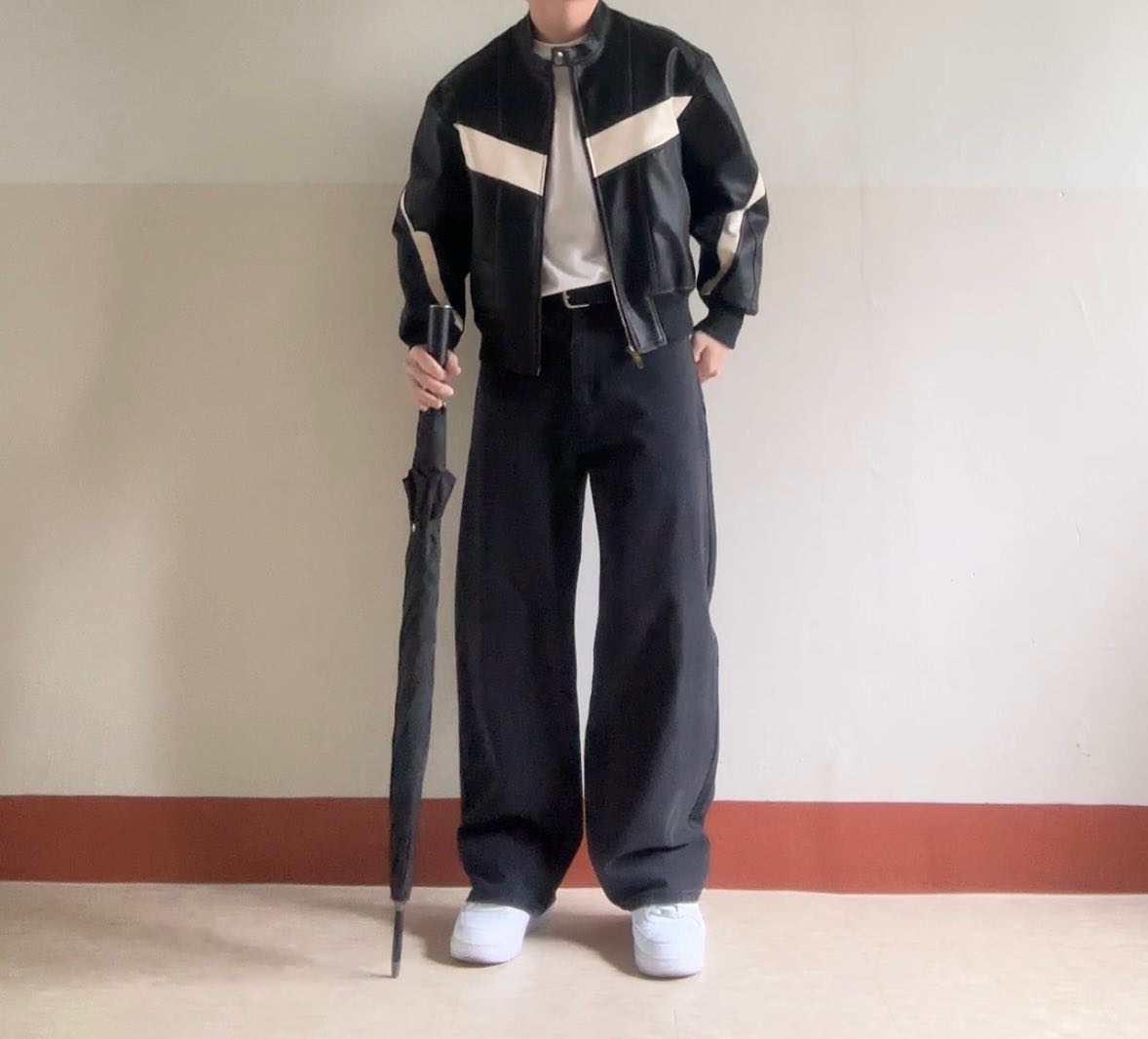오늘은 새로운 배경에서 찍어봤어요
(원래 찍던데 공사중..)
이렇게 입고가니 더워 죽는줄🥵
우산을 양산으로쓰기^_^
•
•
•
•
•
•
#데일리룩 #학생코디 #오오티디 #패션
#라이더자켓 #흑청데님 #날씨더움