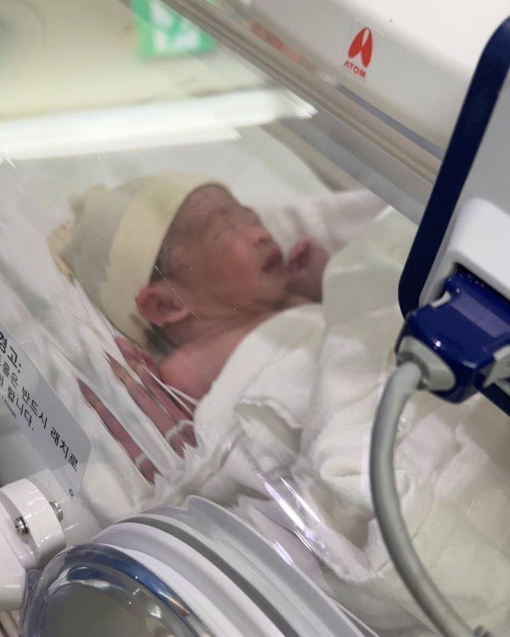 ෆ 

2023.05.03 13:32 45.5cm 2.233kg 

작게 태어나 잠시 중환자실에 있었지만
잘 먹고 잘 자고 검사도 이상없이 건강히 퇴원해
지금은 2.7kg이 넘었어요 ෆ

오빠 닮아 먹성은 👍🏻👍🏻
오빠처럼 건강하게 이쁘게 크자 ෆ