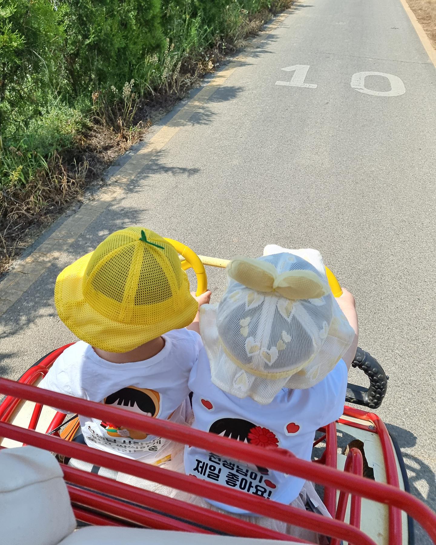 🐥생후 502일 기록🐥

.
.
.

어제도 어린이집에서 소풍을 다녀왔어요!

지난주 목요일은 아산 생태곤충원+현충사, 어제는 안성 팜랜드로 다녀왔고 둘다 처음 가보는 곳이었는데 정말정말 좋았어요👍🏻
특히 안성 팜랜드.. 최고였어요..!
너무 좋아서 조만간 남편까지 데리고 셋이서 한번 더 가려고 계획중🥹

아이들과 엄마아빠들 같이 자전거도 타고 양들에게 직접 먹이도 주고 토끼도 바로 가까이서 볼 수 있고,,
정말 여러모로 리원이와 활동/체험 즐기기에 딱이더라구요!!

소풍을 따라갔다오면 체력적으로는 많이 힘들지만 리원이와 리원이 친구들, 엄마들, 선생님들, 원장님 모두와의 특별한 추억이 생겨서 좋아요😆😆

.
.
.

#소띠맘 #흰소띠맘 #소띠아기 #흰소띠아기
#딸맘 #소띠맘소통 #소띠딸 #육아맘
#생후16개월 #16개월아기
#소통 #육아소통 #육아소통환영