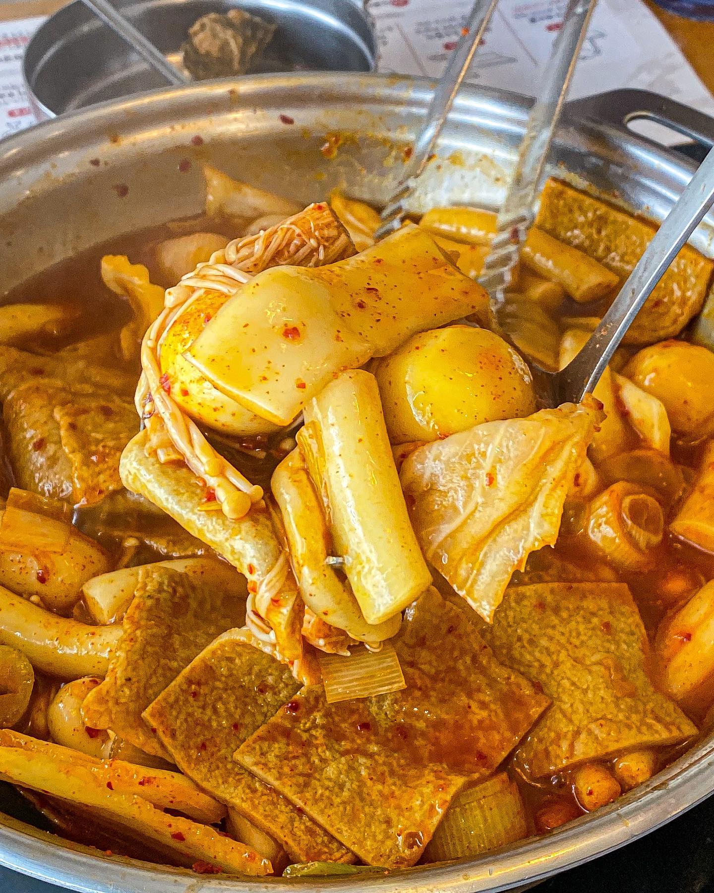#협찬 #두끼이대점 

떡볶이부터 치킨까지 즐길 수 있는 두끼에요👍

만원도 안되는 가격으로 다양한 종류의 치킨과 떡볶이를 먹을 수 있어요😁
골든치링클 치킨도 맛있고, 후라이드 치킨에 허니간장이나 청양마요, 매드갈릭, 스윗양념 소스 찍먹해도 최고에요🥹👍
치킨뿐만아니라 김말이, 만두, 고구마튀김 등등 튀김종류도 많아요!

로제떡볶이부터 오리지널, 마라탕까지 한 번에 즐길 수 있는 곳은 두끼밖에 없어요🫶

+두끼 꿀팁!!! 떡볶이 육수+어묵국물로 만드시면 더 맛있어요😁

⚠️big five 이벤트 기간 동안 치킨은 포장 안되니 주의하세요⚠️

 #두끼레시피 #두끼소스 #떡볶이 #떡볶이그램 #떡볶이레시피 #떡볶이맛집 #떡볶이추천 #두끼 #두끼치킨 #두끼치킨BIGFIVE #두끼이대점 #이대맛집