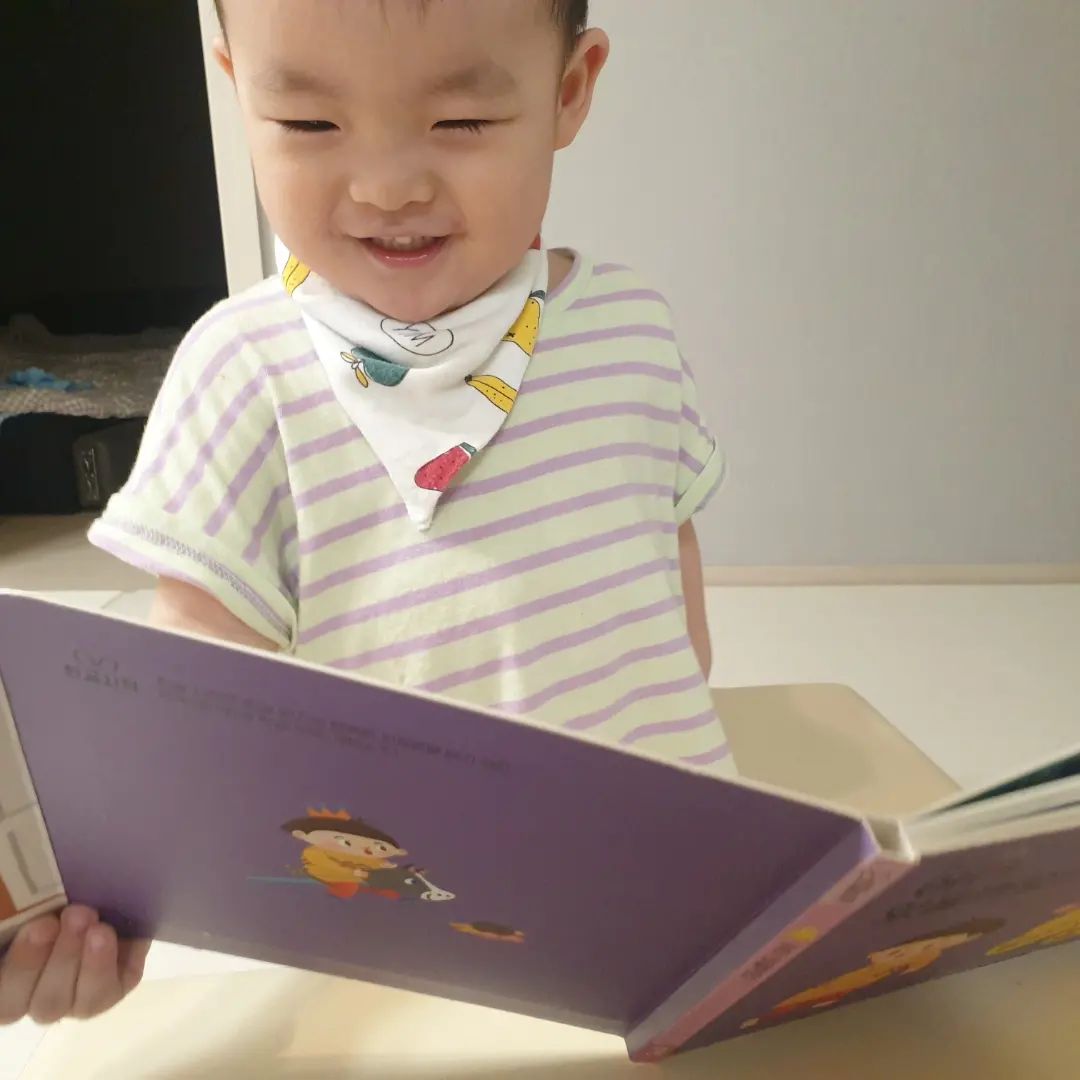 #협찬

숨어 있는 아빠 엄마 할미 할비 찾아보며
말하기 공부도 하고

쭉쭉 늘어나는 기차와 비행기, 트럭과 함께
길고 짧은 수학적개념도 배우고

어렵기만 한 영어도
토끼펜에서 흘러나오는 노래에 맞춰
재미있게 놀면서 배우고

블루래빗 러닝스타트와 함께
무럭무럭 잘 자라는 중.

짧은 단어만 말하던 21개월에서
이제 두단어 연결에 문장도 말하는 24개월
형아가 됨😂

#블루래빗 #블루래빗러닝스타트 #러닝스타트 #한영수전집 #아기전집 #유아전집