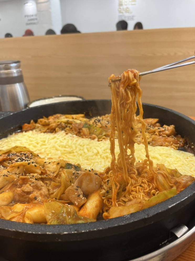 대학로 장인닭갈비 [명륜동 닭갈비] | 뼈 없는 닭갈비+라면, 떡, 치즈 사리 저녁식사 추천