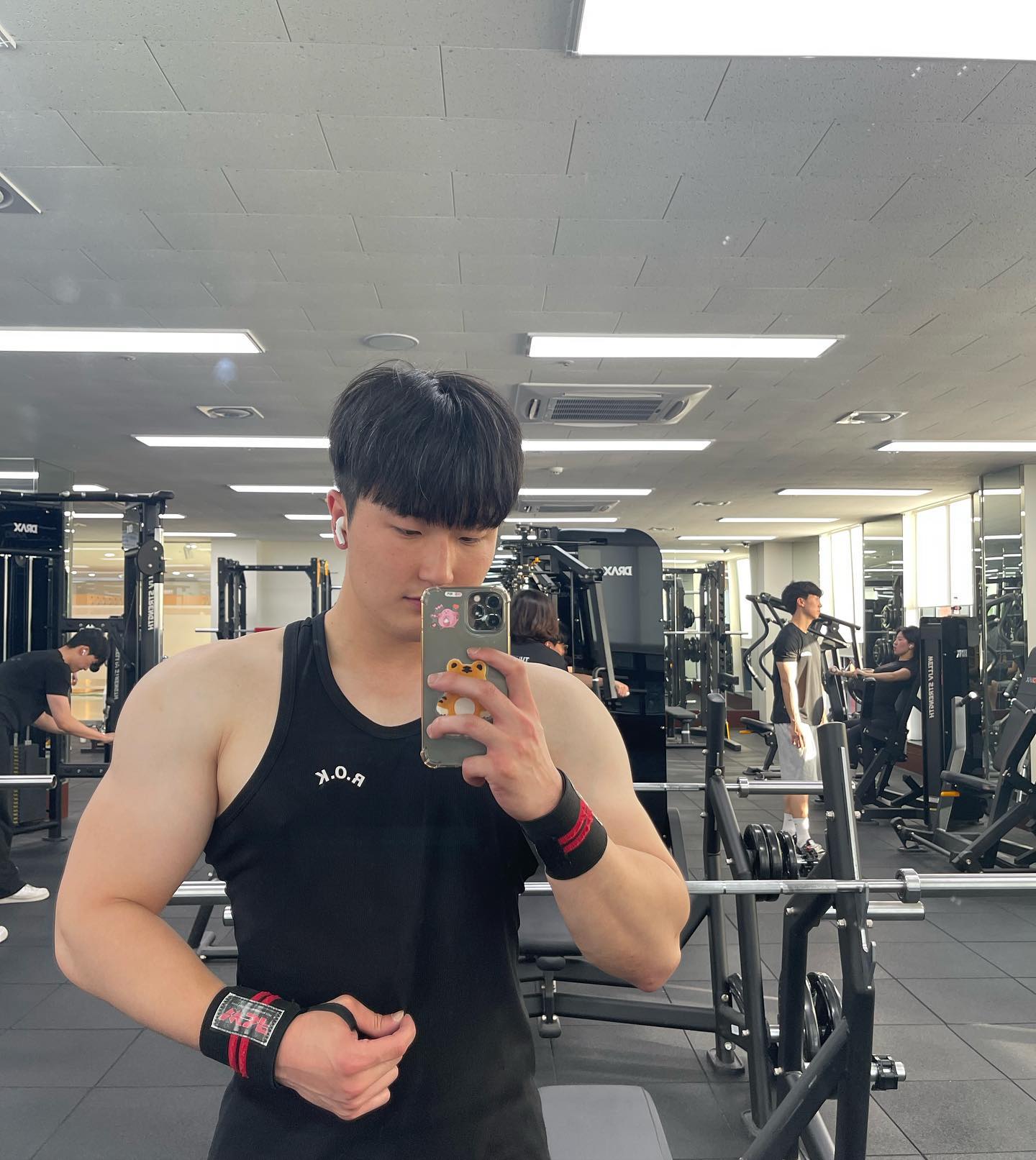 2023.5.16 운동기록📝

🔥이두 운동🔥

✅바벨컬 25kg 30회 3set 
  30kg 30회 1set
✅해머컬 15kg 15회 
  20kg 10회 컴파운드 4set 
✅덤벨컬 8kg 15회 7set

🔥삼두 운동🔥

✅덤벨 킥백 15kg 15회 
  라잉 트라이셉스 익스텐션 25kg 10회
  컴파운드 4set
✅케이블 로프 푸쉬다운 87lbs 15회 4set
✅케이블 푸쉬다운 110lbs 15회 4set

🔥어깨 운동🔥

✅후면 어깨 운동 95lbs 15회 3set
✅케이블 사이드 레터럴 레이즈 15lbs 
  20회 7set

⏰휴식시간 : 1분40초

화요일 운동 끝🔥
오늘은 팔 어깨 운동하는날💪💪
운좋게도 교수님이 휴강하셔서 여유롭게 운동하러 갔다 왔어요😆
항상 운동할때마다 느끼는거지만 운동은 하면 할수록 더 어려운 것 같아요🥹🥹 정답이 없는 느낌이랄까...?
그래도 최대한 저에게 맞는 운동법으로 꾸준히 하다보면 지금보다 더 좋아지겠죠?😊
.
화요일 운동하신 인친님들 고생많으셨구 좋은 밤 되세요👊👊