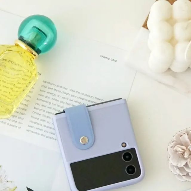 워니🌷 on Instagram: "#광고 #갤럭시z플립4 완죠니 맘에든 어반스티치 Z플립4케이스💜 트렌디한 투톤 밴드그립 가죽케이스로 넘 깔끔하고 고급지다~ 부드러운 핸드 스트랩으로 접었다 펴는데