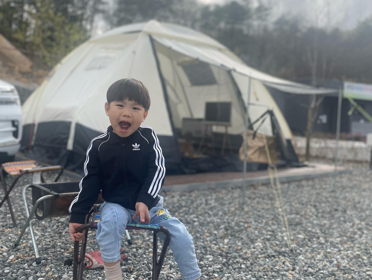 생긴지 일년도 안됐는데 두 번째 방문한 세이지힐!!
지난번엔 있는지도 몰랐던 산책로 발견해서 다람쥐구경도🐿️❤️
여전히 참 깨끗하고 좋다!!
네 살이 캠핑다니기 딱 좋은 나이인가, 20년생 남자애들이 도혀니 말고도 많이 보였던😍

#세이지힐 #홍천세이지힐 #홍천캠핑장 #키즈캠핑장 #어반사이드 #스타체이서 #리빙쉘텐트 #캠핑 #아기랑캠핑 #camping #캠핑쇼파 #에어쇼파 #샤오미에어쇼파