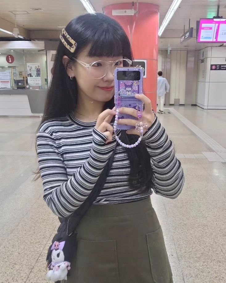 오늘은 오랜만에 출근룩..❣

요즘 출근룩을 못 올린 이유는..
이사하고나서 포토존 할데를 도저히.... 못만들겠더라구요.....😥

건물이 옛날 건물이라 ... 그 뭔지 아시죠..? 붉은 창틀..?ㅋㅋㅎ.ㅋㅋ..ㅋㅋ....ㅋㅋ 증말 너무 구려요..

그래서 출근길 지하철역에서 살짝 찍어봤는데 전신샷 너무 숏다리처럼 나와서 못올렸어요......
사실 오늘은 별거없는 출근룩이긴 한데 그냥 오랜만에 올리고 싶었어요...🫶

아! 그리고 오늘은 눈알이아파서 안경쓰고 출근합미다...🥹 (첫공개...🩷)
