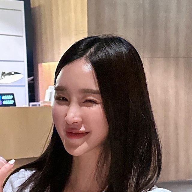 지나 | 영어하는 모델 on Instagram: "#광고 평소에 피부표현에 굉장히 신경 쓰는 사람 바로 나 인데요 (두꺼운거 너무 시름🥹) 이번에 쿠션명가 [에이프릴스킨]의 노하우를 다 때려 넣은 ⭐️한