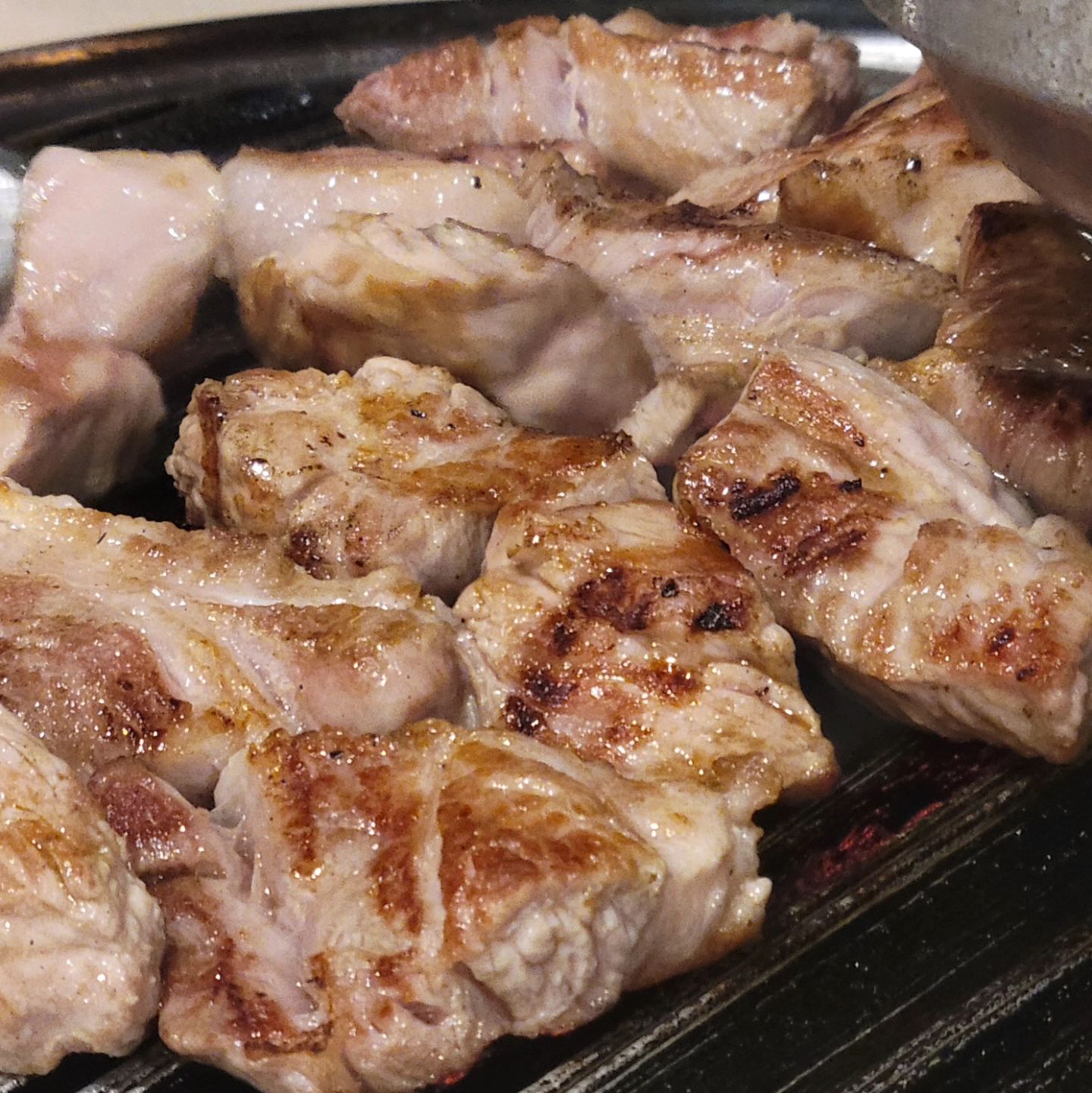 #꿉당 
목살 구워주는 신사맛집
테이블링으로 줄서야하지만 그만큼 두툼하고 육즙 팡!

#맛집 #먹스타그램 #고기스타그램