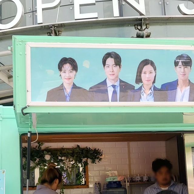 | skincare kbeauty daily kculture on Instagram: "#광고 안그래도 더웠는데 생명수 .. 커피차 뭐야뭐야 센스 무엇..;) 디즈니플러스 신작 레이스에서 샤인머스캣 에이드 한 모금 ㅜㅜㅜ 살거같아요 진심