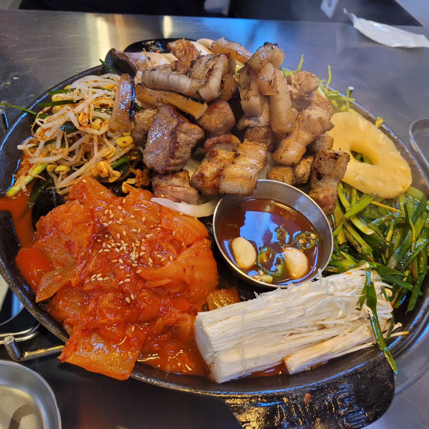 남악에 새로운 맛집이 오픈했어요!

그곳은 바로

💜심돈🩷

고기는 주방에서 구워져서 나오니
저희는 그냥 편안하게 드시기만 하면되요
기본상차림은 명이나물 ,된장술밥 특데소스 파절임 돌김 쌈무 그리고 심돈소스구성 입니다!!

여러분 된장술밥 꼭 추가로 드세요!!
배가고프지않은상태로 갔는데
된장술밥 너무맛있어서 싹싹 긁어먹었어요!!

고기 구성 또한 끝내줘요
필요한게 한곳에 다모여 있어서 얼마나 좋은지..❤️
특히 볶음밥은 사랑인거 아시죠?

2인분치즈볶음밥 시켰는데 가운데 볶음밥
볶음밥 둘러싼 치즈가 그냥 미쳤어요
일반 치즈가 아닌
쭉 늘어나는 치즈라 먹는내내 행복했답니다
불판 밑에는 잔열로 계속 데펴서 치즈가 굳는일 없이 볶음밥과 계속 따뜻하게 먹을 수 있어서 좋았어요

회식이나 모임, 데이트 장소에도 추천하는

심돈!!

#심돈 #목포고기집 #남악고기집 #남악맛집 #한판구이추천 #치즈볶음밥추천 #남악고기집추천