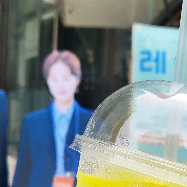 진희♡ on Instagram: "#광고 이른 무더위에 등장한 커피차🏝 디즈니 플러스 레이스 드라마에서 직장인 마음을 겨냥하여 나타났네요 직장인 마음은 직장인이 안다고 점심시간에 딱 카페인 수