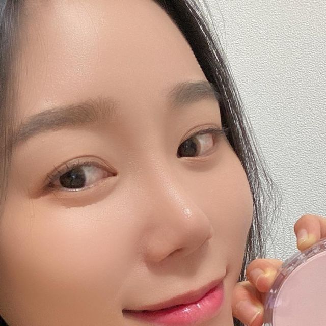 쩡이 on Instagram: "#광고 에이프릴스킨의 노하우를 다 때려박은 ‘히어로쿠션’ SS에디션 출시…💓 제가 픽한 색상은 라이트베
