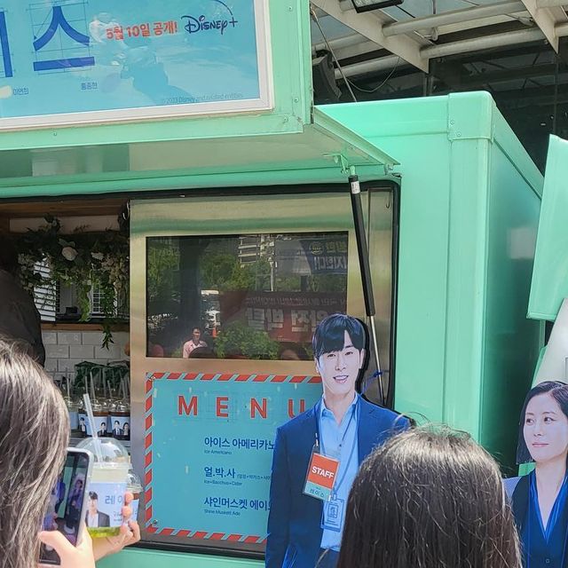 킴서빈 on Instagram: "#광고 최근에 디즈니+에서 드라마 레이스 봤는데 왠걸 점심먹고 커피사러 가는데 레이스 커피차가 있더라고요 ㅋㅋ우연뭐지 날도 더우니 커피차에서 커피한잔 받아 마셔
