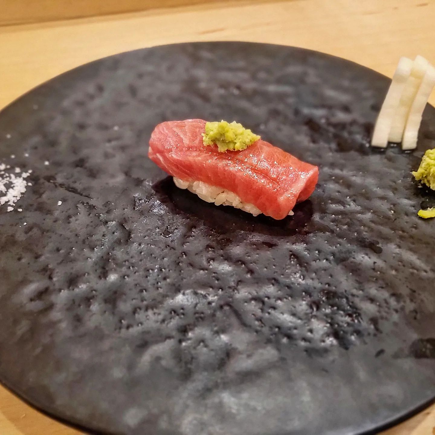 오빠랑 2번째 오마카세 🍣🥢

진짜 입에서 사르르 녹는 마법을 본 
#구르메스시 만족도 최고🫶🩷 

제일 맛있었던 건 오도로,단새우+우니,관자+감태,시메사바 🥰 

해산물 안좋아하는 오빠도 우니에 시메사바에 홀릭 💛 

#구르메스시논현 #런치오마카세