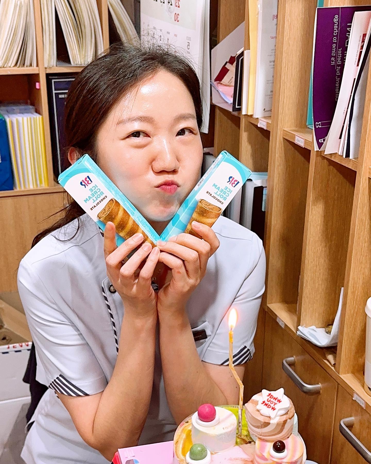 .
생일근황 투척!!
피드박제gogo!!
.
생일이 생일이지 뭐..했는데,
알고보니 30대의 마지막 생일..
초는 하나만 꽂기로 합의.

맛집에서 맛난 음식 잔뜩사준 언니&행부.
케이크 사서 초불어 준다고 용돈 챙겨나온 조카님 두분, 다 큰 내새끼들 윤찬&윤승
새벽부터 축하해주고 선물 보내주신 행부,
나 일어나는 시간 맞춰 축하해 주고 
멋진 선물까지 사주신 뭉이님,
그의 동생의 생축과 멋진 케이크 승희,
생일 축하 용돈과 전화해준 엄마,
출근하고 하루종일 생일 축하만 수십번,
깜짝 선물까지 감동의 도가니탕 미림이,
30년지기 절친의 선물과 생축, 한잔하고픈 쏭자
아끼는 후배님의 생일축하와 아기자기한 선물 보냈다는 규지니,
9년 근속 장기 근무! 생일이라고 저녁 먹으라 
카드주신 원장님,
늦은 저녁 시간까지 함께 축하해준 희경이,
내 오랜친구의 축하와 선물 남갱,
집앞에 꽃다발과 손편지 감동감동 나영님,
진심이 담김 메세지와 선물 평생친구 민주,
인스타로 축하해주신 친구와 지인분들.
모두모두 감사드립니다🤎
.
아빠는..???ㅋㅋㅋ
시크한 우리 아빠 생축은 언제 받아보나 ㅋㅋ

#생일 #생일근황 #생일축하 #초는하나만🎂 
#감사피드😍😁😘💓👑👑👑#birthday