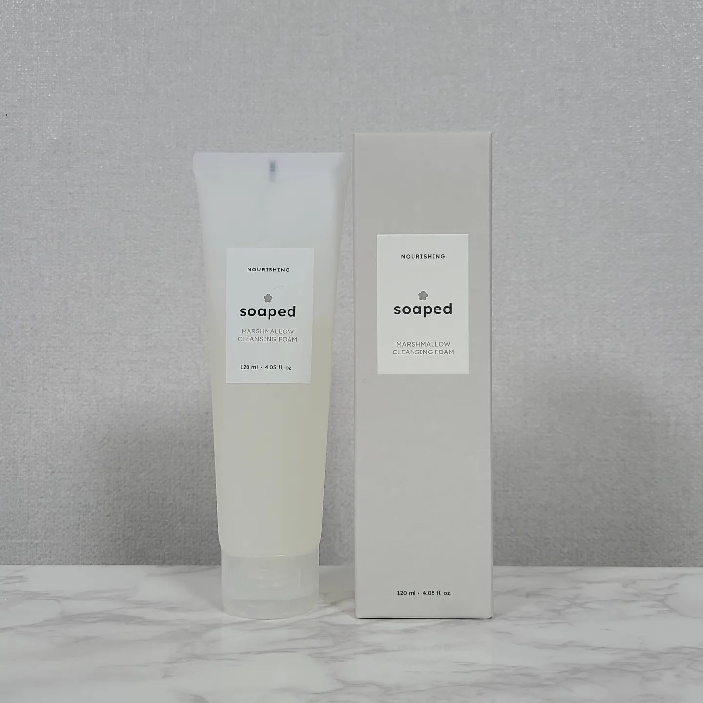 #협찬
솝드 마시멜로우 클렌징 폼
120ml 

Soaped는 무겁거나 심각하지 않고,
자유롭고 개방적인 태도로 재해석한 클렌징 루틴을 제안하는
클렌징 전문 브랜드라고 해요🙂 

ph 4.5 약산성의 순하고 촉촉한 클렌징폼인데요!
식물성 계면활성제 7종 함유로
부드럽고 오밀조밀 풍성한 거품이 가득 올라와
하루종일 다양한 외부 자극에 예민해지고 연약해진 피부에 포밍돼
저자극으로 순하게 세안해 준답니다 :-) 

무색소&무향의 투명한 젤타입으로
물에 닿으면 조밀한 거품이 가득 올라와 세안이 참 편하더라고요!
눈시림이 심한편인데 눈시림도 없습니당ㅋㅋ 

자극없이 순한 클렌징을 도와주면서 세정력이 뛰어나서
아침세안으로도 저녁세안으로도 언제든 넘 좋은 아이에요🥰 

한국피부임상연구센터에서 민감성 피부자극 테스트를 완료해
저자극 인증/민감성 피부에 적합함을 인증받았고요! 

식물성계면활성제 7종 중 마시멜로뿌리추출물은
긴 사슬 당과 식물 스테롤을 풍부하게 함유하고 있어 수분이 많아
건조한 피부를 촉촉하게 가꾸어 주며,
민감한 피부에 적합한 원료라고 해요. 

또, 아쿠아세라마이드로 수분 장벽을 형성해주고
히알루론산 콤플렉스로 수분감을 남겨 세안 후 당김없이 촉촉함만을 남겨주는데요!
세안하는 내내 수분감이 정말 예술이더라구요❤️
촉촉 그 자체😻 

예민한 피부타입이기도 하지만 무척 건조한데,
세안 후에도 피부가 메마르지않고 부들부들 편안해서 넘 좋습니당ㅋㅋ 

정말 넘나 맘에 드는 솝드 마시멜로우 클렌징 폼이에요🫶

 #솝드 #soaped #마시멜로우클렌징폼 #클렌징폼 #폼클렌징 #뷰티 #클렌징폼추천 #코덕 #뷰티그램#인스타뷰티#뷰스타그램 #뷰티스타그램 #스킨케어 #skincare #클렌징 #cleansing