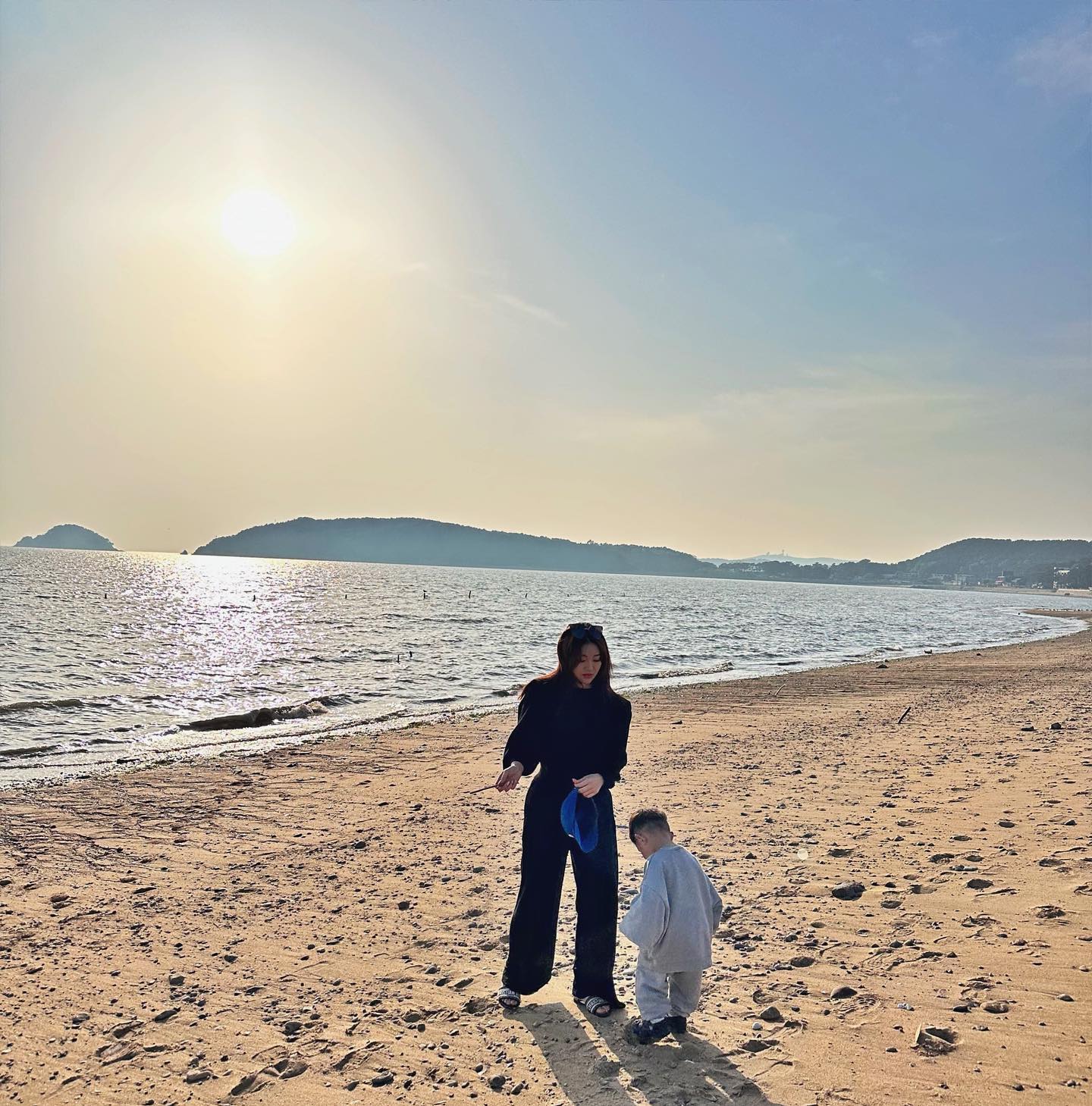 꼭 엄마가 어부바 해죠야는 지호^^,,ㅎㅎ
짹짹이 맘마 주고 싶대서 급 바다 온날,,✨

#27개월아기