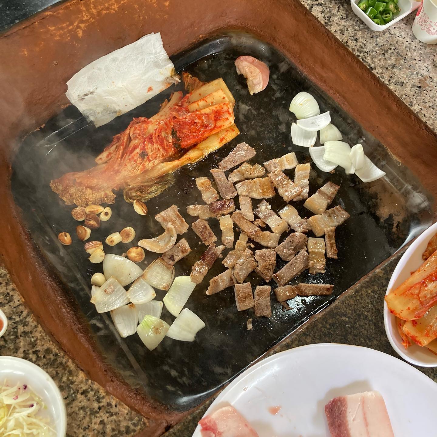 .
정겨운 시골집 분위기의 삼겹살집🔥
비도 살짝 내려 분위기도 너무 좋고 삼겹살도 쫀득쫀득~ 소주가 계속 들어가더라구요😀
삼겹살기름에 구운 김치는,,,사랑❤️‍🔥