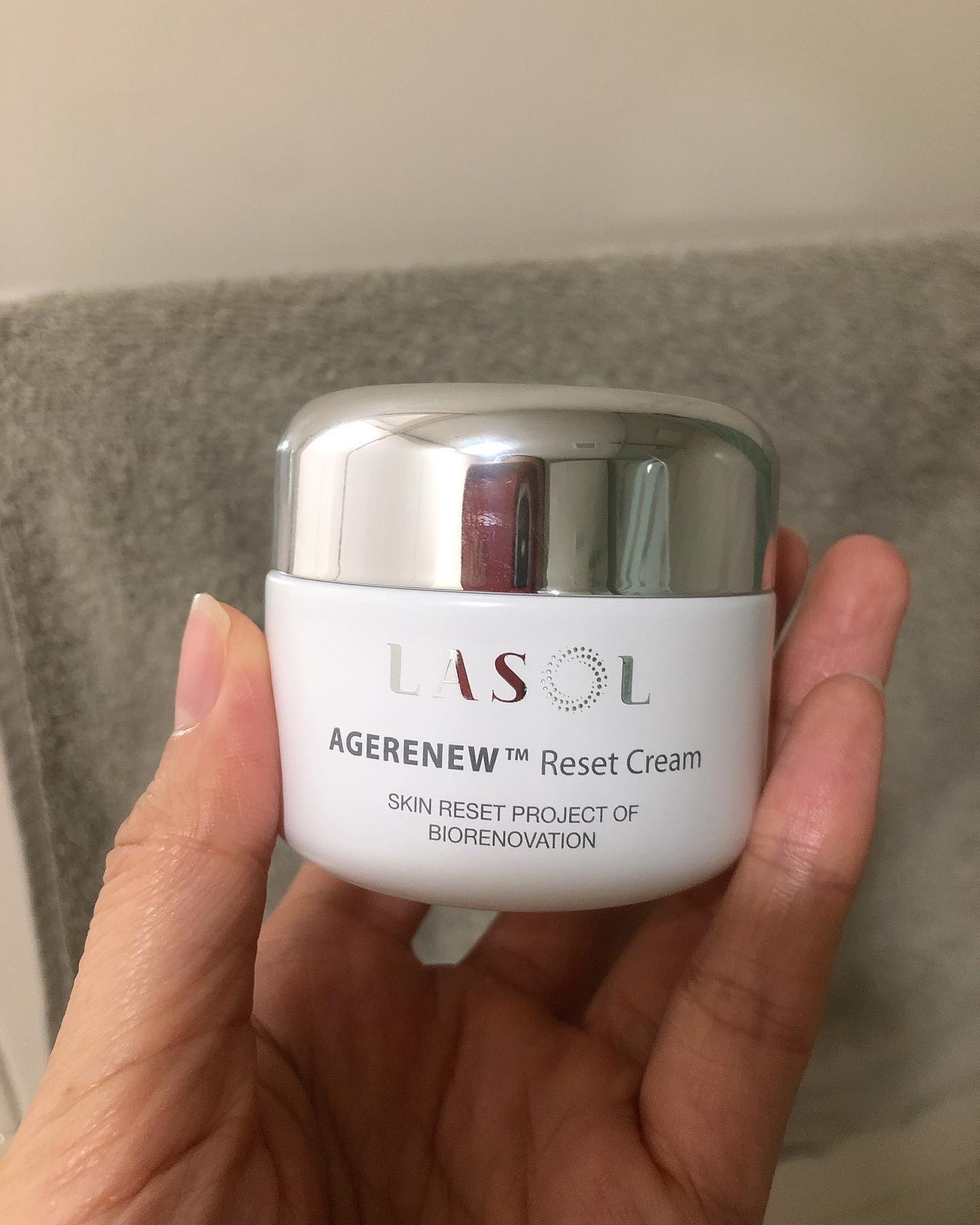 #할인구매 lasol.official #라솔 #에이지리뉴
고급스러운 용기지만 양은 적어 아쉬운 크림.
그치만 샤벳같은 텍스처가 마음에 들고
보습이 뛰어나지만 화장은 잘안먹어서 밤에 바르기 좋음^*^
#신상품나왔을땐  #바이오리노베이션 #항산화 #EWG그린 #라솔에이지리뉴 #에이지리뉴리셋크림 #리포좀 #안티에이징 #리셋크림 #동안크림 #저자극 #08L