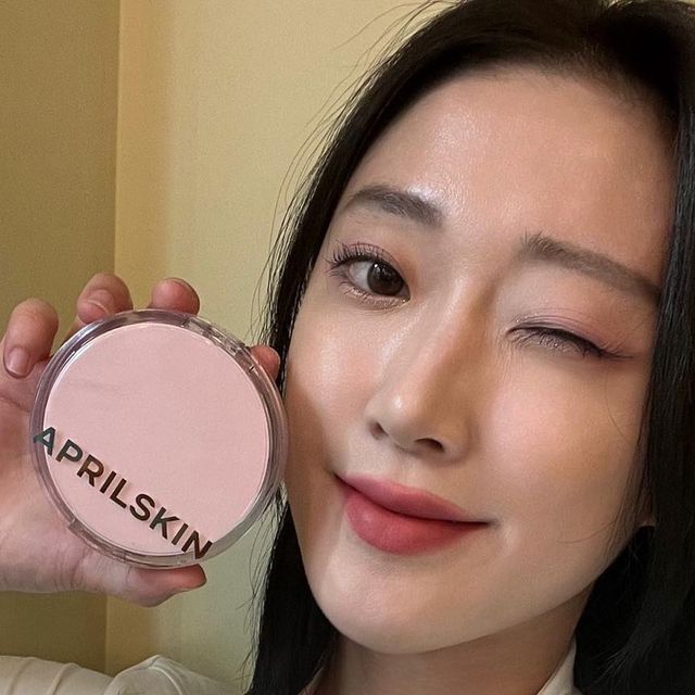해삼 HAESAM on Instagram: "#광고 @aprilskin_korea 에서 두 번째로 선물 보내주셨습니당. 이번 제품은 #히어로쿠션 #블라썸에디션 인데요! 색상이 너무너무 예뻐서 당장 받아버렸습미당. 지난 번에도