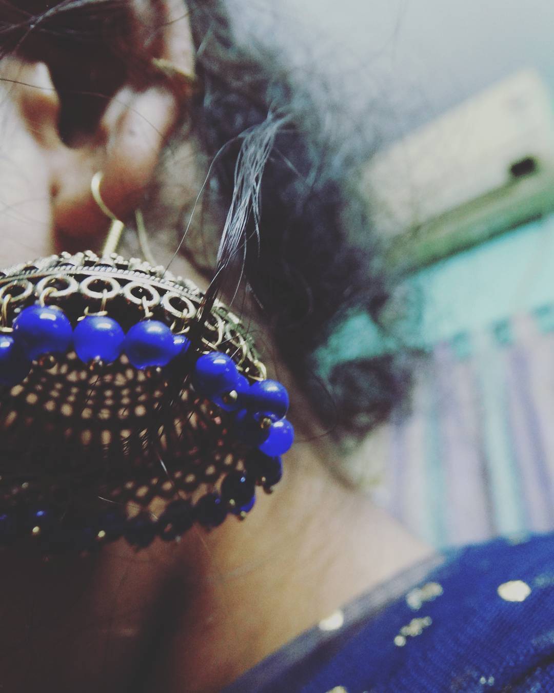 In frame: anushka.hazraig 
Behind the lens: juniepsherlockian 
#aesthetic #earrings #jhumka #ethnic #indian #traditional #pujo2k17 #pujavibes #classy #portrait #jewelry #pujo #junkjewellery #oxidized #blue #bluefeed #blueaesthetic #aestheticportaits