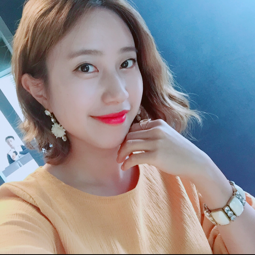 💗패카뷰 on Instagram: “#수앤수 에서 넘나 예쁜 #귀걸이 득템!
요즘 큰 사이즈 #악세사리 가 끌리는데 나이 들었다는건가 😅
그래도 예쁜걸💕
.
.
.
@sooandsoo_official  #쥬얼리#셀스타그램#얼스타그램 #selfie #jewelry”