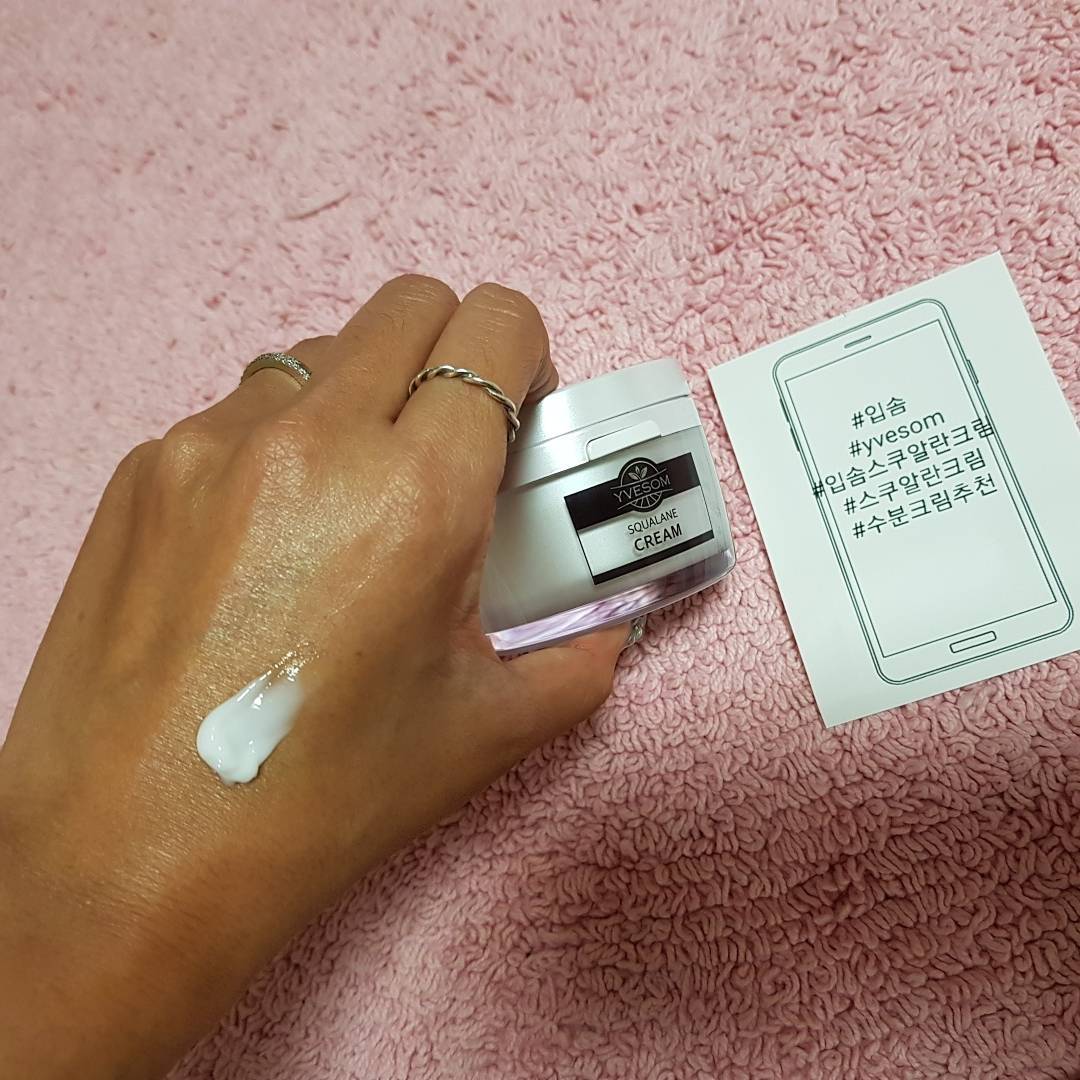 유쾌한그녀 on Instagram: “지금 계절필수 수분관리
수분감도좋지만
신박한 화장품용기에 뿅간다😍
이거시 팩트냐 크림이냐
편리성 위생성 두마리 토끼잡은
아이디어 그뤠잇!👍
#입솜스쿠알란크림”