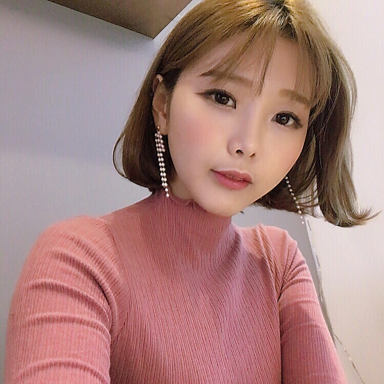 SOONI 秀秀 on Instagram: “제이로렌 진주언발롱귀걸이!
넘 여성스럽자나.. 언발이라 더 예쁘다๑•ิܫ•ั๑
.
.
#제이로렌#귀걸이쇼핑몰#20대여자쇼핑몰#쇼핑몰추천#주말#셀카#셀피#selca#selfie#귀걸이#f4f#l4l#좋아요#맞팔#합정#홍대”