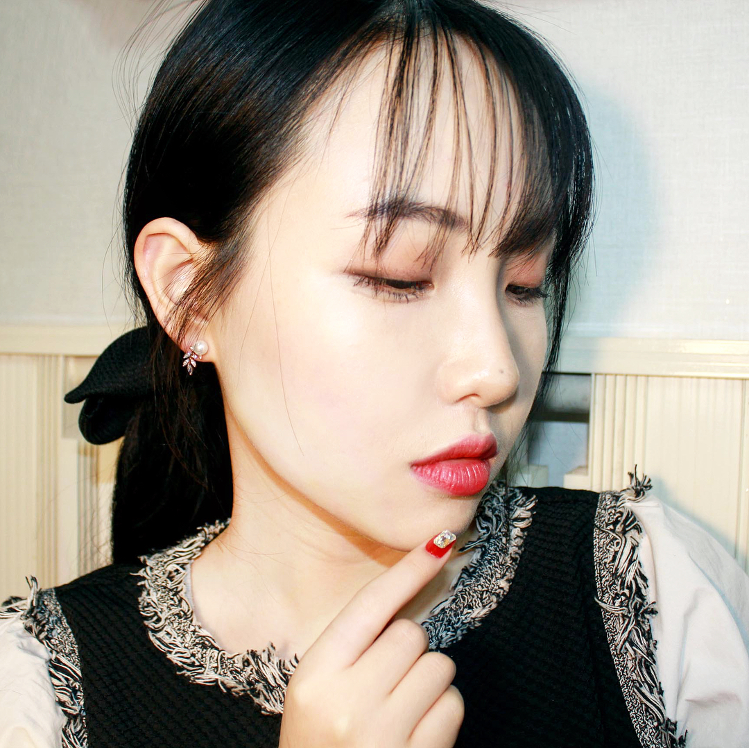 이지훈 on Instagram: “<제이로렌> 로즈골드 진주귀걸이 24,000 http://jlauren.co.kr  진주쟁이라고 불릴만큼 진주 완전 사랑하는데.. 이렇게 예쁜 날개모양 진주 귀걸이 포인트로  하나 해주면 너무너무 예쁘지 않나요 ㅠ.ㅠ 포장오는것도 너무 고급스럽게…”
