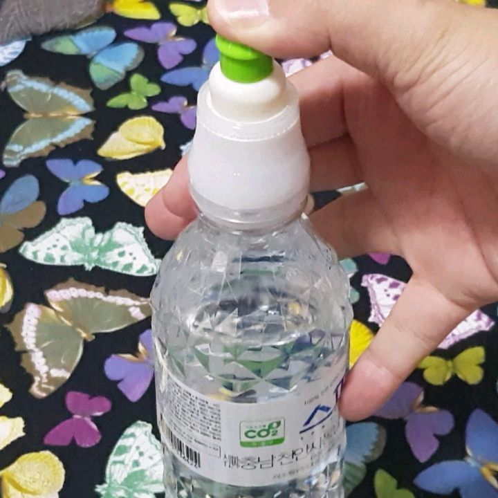 가을 on Instagram: “. #팝캡 #비타민워터 . . #간편 #간단 터트려먹는 #캡슐비타민 . . 눌러서 #POP! #SHAKE #DRINK 터트리고 흔들고 마신다 . . 하루 1개로 8가지 비타민이 가득 . . 먹을 때만 터트려먹으면 되는 간편함 #무설탕 #무색소…”