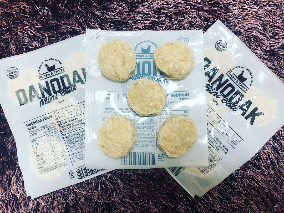 최돌 on Instagram: “다이어트 할 때면 언제나 찾게되는 #다노닭미니볼 질리지 않는 맛으로 #닭가슴살 #유목민 #정착템 #좋은재료 로 만들어서 믿을 수 있는데다 닭가슴살 비린맛도 없고 꼭 동그랑땡같은 맛이라서 맛나! 거기다 전자렌지에 데워서 조지면 되니까 편리해서…”