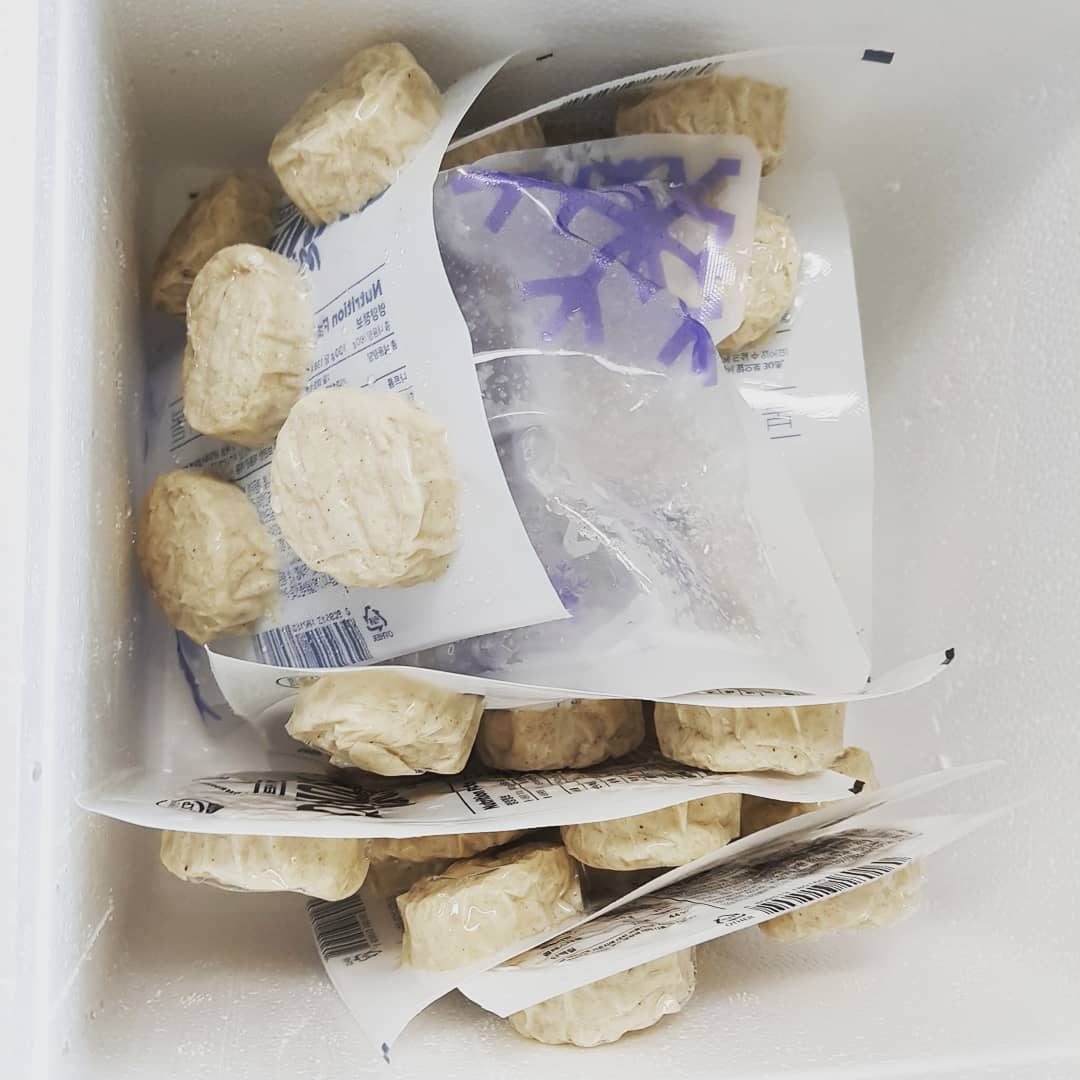 @lovelyhju on Instagram: “그동안 다이어트로 수없이 맛본 닭가슴살 ~ 처음엔 의욕 활활 넘쳐서 먹다 보면 금새 질려서 결국 실패 😅 다노샵의 다노닭 미니볼은 유목민도 정착시키는 질리지않는 맛으로 입소문이 자자한 닭가슴살이라고 해서 주문해봤는데 넘나 맛난것 😉 닭가슴살이 비리고…”