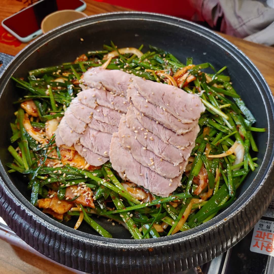 맛점😋
.
.
#천안맛집 #두정동맛집 #천안수육국밥 #79네수육국밥
#수육국밥 #수육철판 #물냉면 #맛점 #출근 #두정동점심
#천안 #두정동 #워킹맘 #천안맘 #일상소통 #맞팔