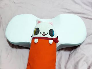 Artist☆ on Instagram: “: 베개 바꾸고 목 아프던게 없어졌다~ 마사지 받으러 가면 어깨보다도 목이 많이 뭉쳤다고 했었다. 베개가 문제인 것 같아 바꾸려고 하는 도중에 #핸디크베개 를 만났다. C자형 경추 모양에 맞게 제작되어 어떤 베개보다도 전문적여 보였다. 처음 사용할…”