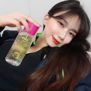 (+82) 김예은 🇰🇷 on Instagram: “👑이것은 금인가 화장품인가👑 . 금이 보여...! 진짜 24k골드 들어간 보습토너 뽀송한 마무리 느낌도 너무 좋고 대용량이라 더 좋다💫 . . . #미플레이 #촉촉한피부 #모찌피부 #24K골드 #보습토너 #토너추천 #데일리토너 #골드화장품 #스킨케어…”