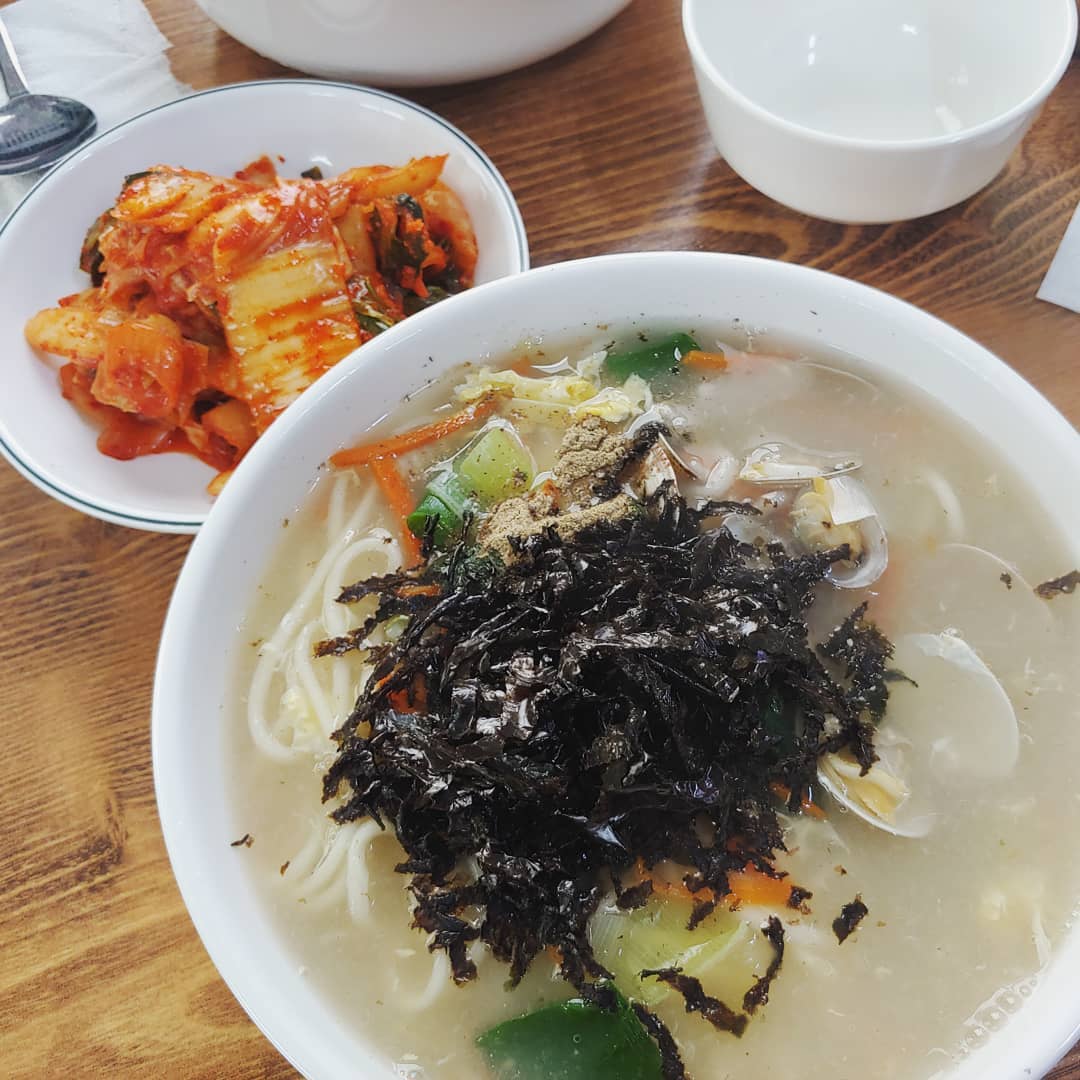 혜지니랑 급 만나서 점심먹음
양도많고 맛있었당
엄청허름해보이는식당이였는데
들어가보니사람들로꽉차있는맛집
.
.
#천안맛집 #천안역맛집 #대흥동맛집
#천안칼국수맛집 #천안길목칼국수 #길목칼국수
#김치도완전맛남 #친구추천맛집 #4월에만나자