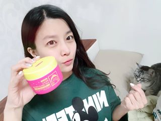 @gao8785 on Instagram: “#미플레이진짜24k골드크림 . . 뒤에있는 라온이 출연!! 표정보소 ㅋㅋ . . . 크림이 쫀쫀하면서, 촉촉함이 오래가는  미플레이 24k골드크림 👍 달팽이점액이 함유되서, 피부정화,탄력증진, 해독작용,피부톤개선까지 케어되는 제품!! 쫀쫀함은 뒤에…”
