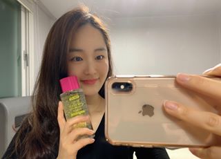 옐 on Instagram: “진짜 금이 들어가있다닝🥰 바르기만해도 비싼 관리받는 기분 주말의 끝은 #미플레이 #골드토너 . . . . #촉촉한피부 #모찌피부 #24K골드 #보습토너 #토너추천 #데일리토너 #골드화장품 #스킨케어 #스킨케어추천 #ewg그린등급 #화장품추천 #뷰티…”