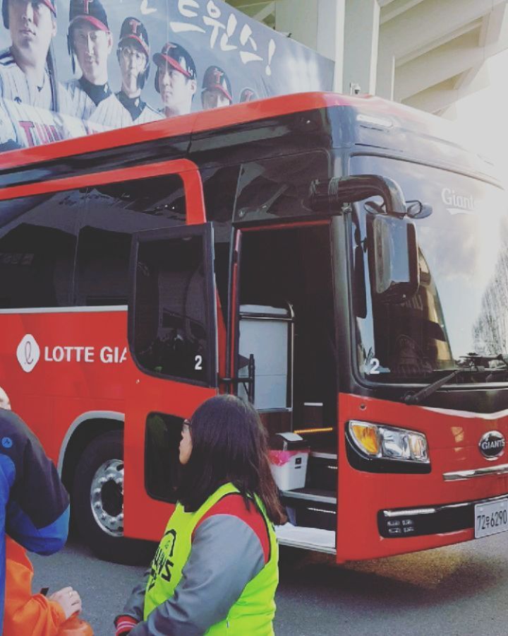 헬요일 잘 견디고 계신가요⁉️ .
.
벌써 4월달ㅜㅜ
우리모두 이번달도 잘 견뎌보자구요^^
.
.
3월 마지막날 야구 직관♡
어떻게 이럴수있니ㅜㅜ
이기고있었자나ㅜ
끝까지 가야지😭
넘 아쉽다😪
.
.
#야구직관 #잠실야구장 #롯데자이언츠 #응원영상은어디로 #롯데선수퇴근길 #아쉽다 #롯데팬 #30대 #잘했어👍