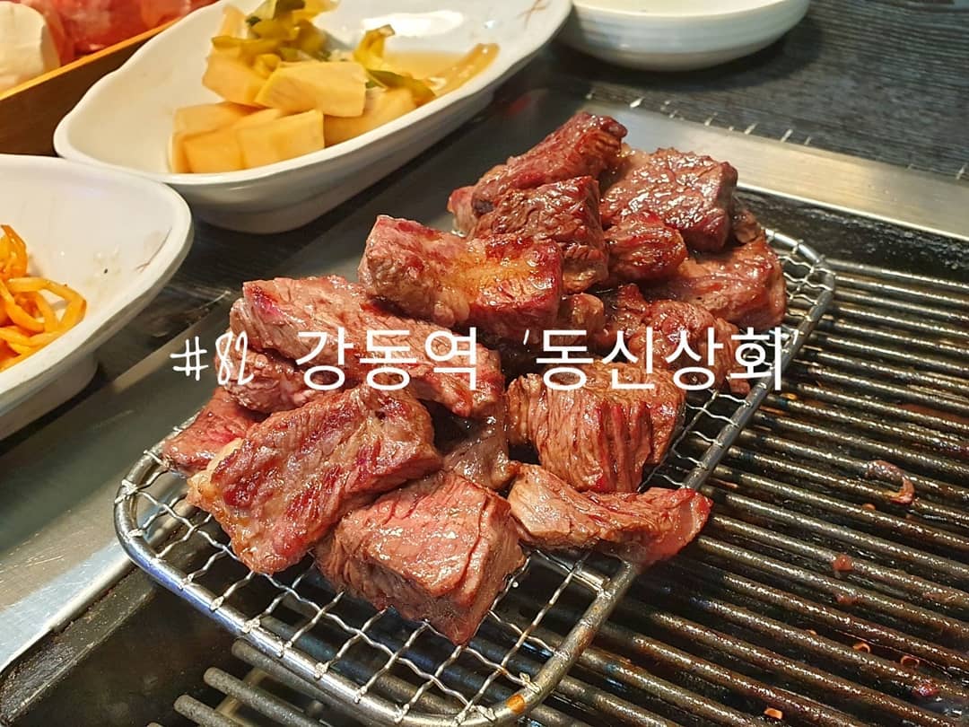#82 강동역 '동신상회'
.
지금까지 고기 먹으러 간 식당들 중 2위!
1위는 여전히 혜화에 있는 고기공방이다.
.
여기 데려간 친구가 소고기보다 삼겹살이 더 맛있다고 자부했는데
먹고 나니 그 이유를 알 것 같다.
확실한 건 고기는 비계와 껍데기와 고기가 적절히 섞여있어야 한다는 점!
.
.
#배고파동_강동
