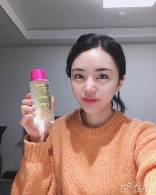 눌리 on Instagram: “아팀에 일어나자마자 땡땡 부은 얼굴로  진짜 #24k골드 가 들어간 보습쩌는 토너만 바르구 #꿀광 인증샷❤️ . . . . . #미플레이 #모찌피부 #보습토너 #토너추천 #데일리토너 #스킨케어 #ewg그린등급 #뷰티스타그램 #뷰티 #코덕…”