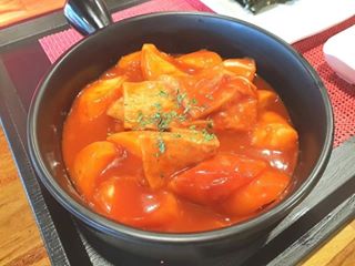 Yezi kim on Instagram: “요즘 분식이 너무나도 땡겼다... 🍳🍳 매일 영상으로 분식 먹방 보면서 입맛만 다셨는데 드디어 먹고 오네요 ✌ 몇년만에 가보는 홍대인지 그래도 익숙한 거리라 반가웠던~ 홍대에 위치한 #알리바바쏙쏙김밥홍대점 에 다녀왔어요:) 가성비 좋기로 유명한…”