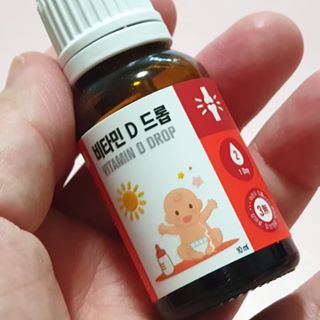신이 on Instagram: “gumishin #첫줄  영유아도 편하게 섭취 할 수 있는 액상형 비타민D, 뿐만 아니라 우리 아이 건강을 위해 비타민E와 아연, 베타글루칸(맥주효모추출물)이 함유 되었다는 거! 우유에 톡톡! 우리 아가 이젠 잘먹어요. 국내 GMP 인증 업체에서…”