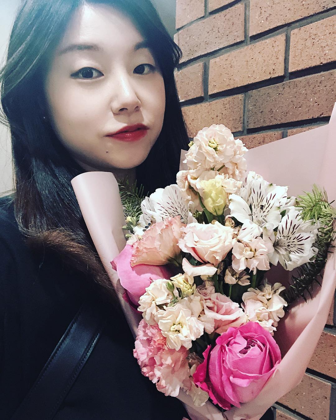 9개월을 기다려 드디어 회사 꽃꽃이 동호회 가입 다음달 육아휴직인건 함정 😂
그래도 꽃보니 기분 좋군 
여자여자한 
#꽃꽃이 #꽃꽃이클래스 #봄봄